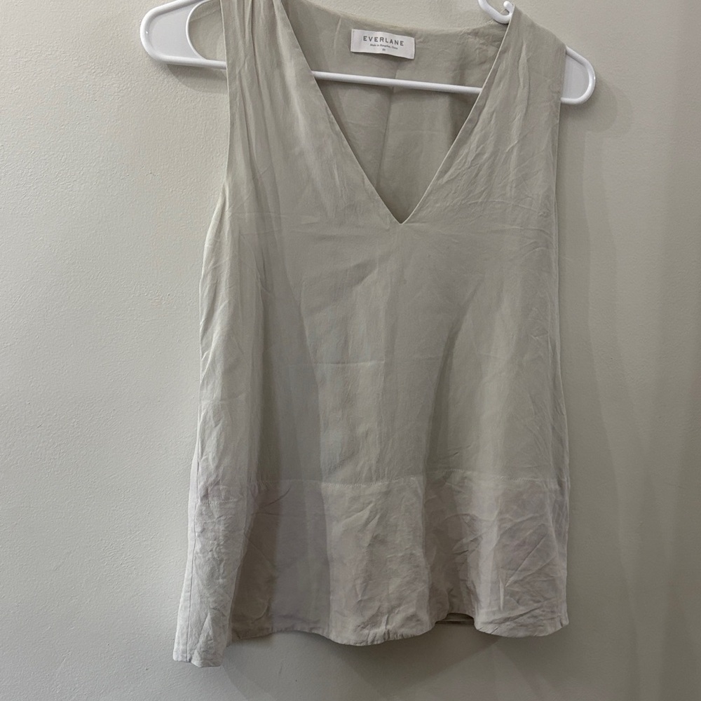 Everlane V-Neck Sleeveless Camisole in Light Taupe / gray - 100% silk - size 00